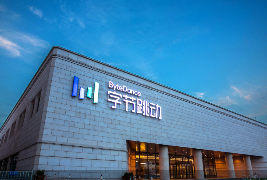 《新闻联播》主持人 lineup 变迁记：从经典到多元